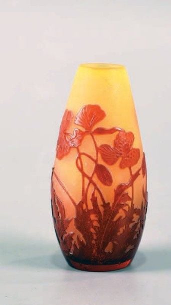 Vase bombé en verre satiné jaune; décor de fleurs rouges dégagé à l'acid
