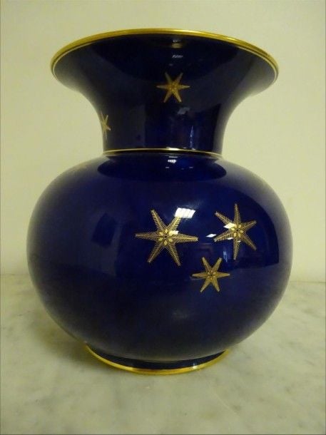 Vase boule à col évasé en porcelaine émaillée à décor d'étoiles sur fond bleu de Sèvre