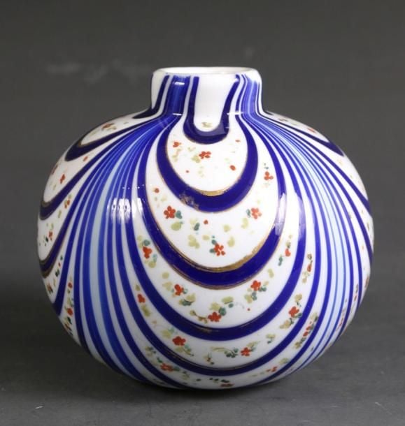 Vase boule en opaline blanche à décor d'un dégradé de rubans godronnés et de guirlandes de fleurettes rouge