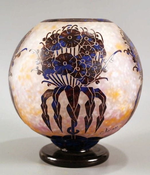Vase boule sur piédouche en verre jaspé poudré, décor de fleurs violettes stylisées dégagé à l'acide; piédouche noi