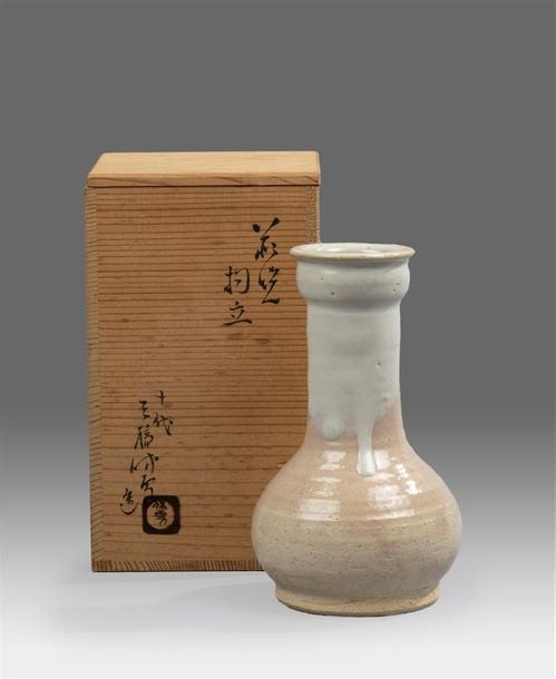 VASE BOUTEILLE A COL EN FORME D'OIGNON EN GRES A COUVERTE CREMEPAR KYUSETSU MIWA X (1895-1981)