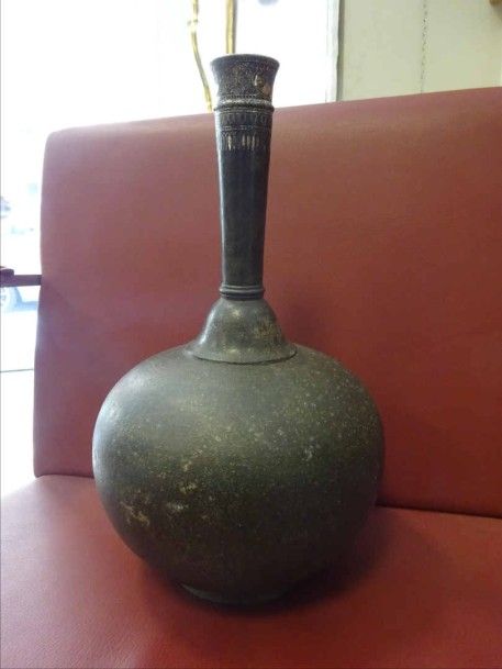 VASE BOUTEILLE A INCRUSTATIONS D'ARGENT AU COL ET DECOR FLORAL Inde Epoque XIXe siècle