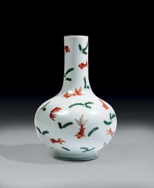Vase bouteille à large panse et long col à décor émaillé corail et vert, de poissons parmi des plantes aquatique