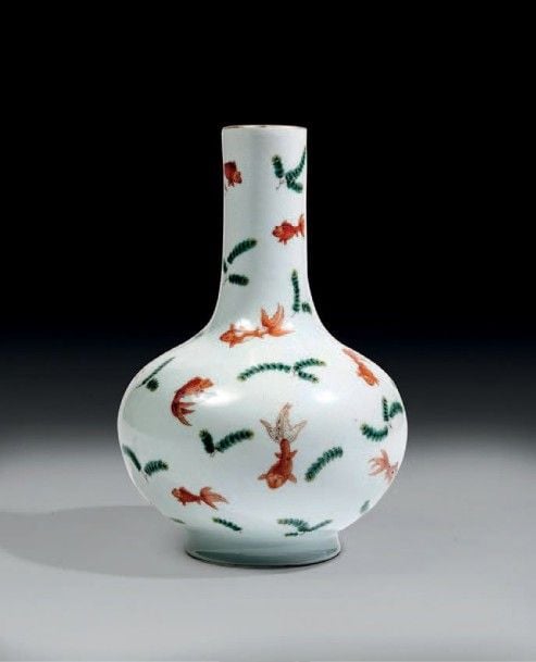 Vase bouteille à large panse et long col à décor émaillé corail et vert, de poissons parmi des plantes aquatique