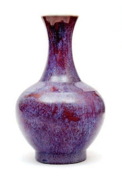 Vase-bouteille à long col en porcelaine et émail flammé sang-de-boeuf et lavand