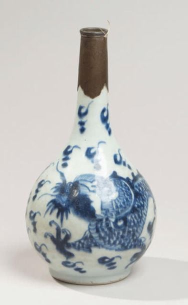 Vase bouteille en porcelaine à décor en bleu sous couverte de dragon parmi les nuée