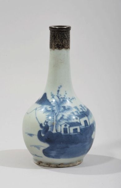 Vase bouteille en porcelaine décorée en bleu sous couverte d'un pêcheur au bord d'une rivièr