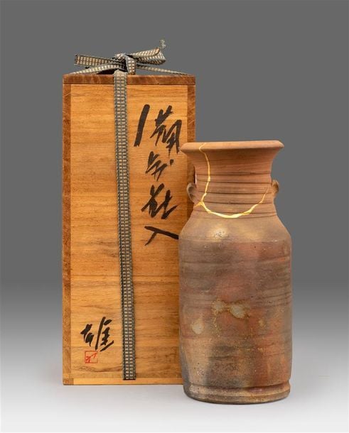 VASE BOUTEILLE / MAILLET EN TERRE-CUITE RESTAUREE AU GINSTUGI PAR YU FUJIWARA / ?? ? (1932-2001)