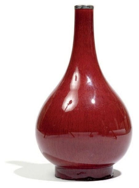 Vase bouteille piriforme en porcelaine émaillée sang de boeu