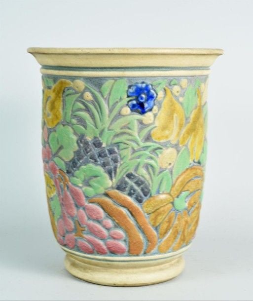 Vase campaniforme à lèvre évasée en grès moulé à décor de fruits et de légumes et polychromi