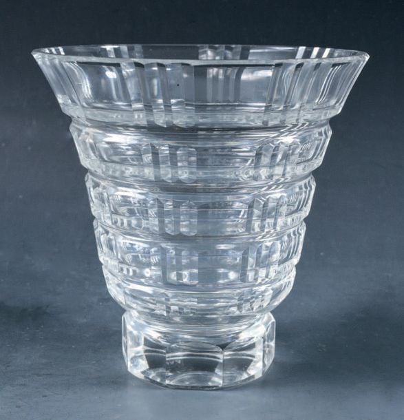 Vase campaniforme à talon en cristal taillé de cinq bandeaux à motifs géométrique