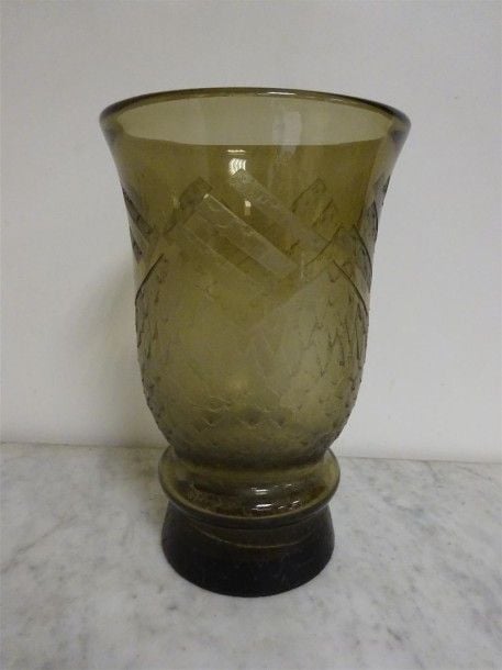 Vase campaniforme en verre violacé à décor d'écailles et de stries sur fond givr