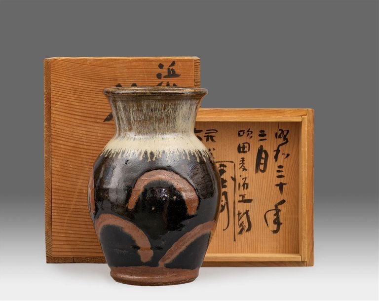 VASE CARENE EN GRES A GLACURE 'FOURRURE DE LIEVRE' PAR SHOJi Hamada / ???? (1894-1978)