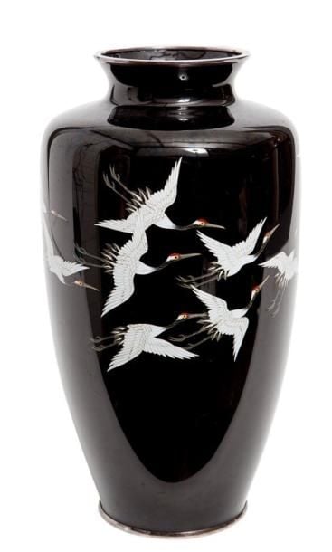 Vase cloisonné de couleur noire à décor de grues japonaises blanches et rouges et d'une bordure argenté