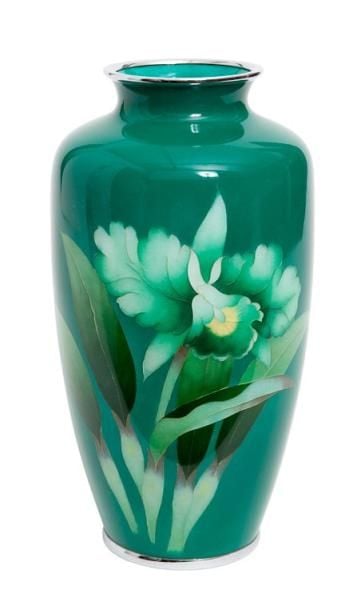 Vase cloisonné de couleur verte avec bordure argentée à décor de fleurs d'orchidée aux nuances vertes et jaune