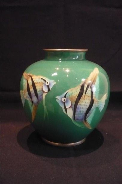 VASE CLOISONNÉ DE FORME GLOBULAIRE Fond de couleur verte, décor de deux «poissons anges» (pterophyllum d'eau douce