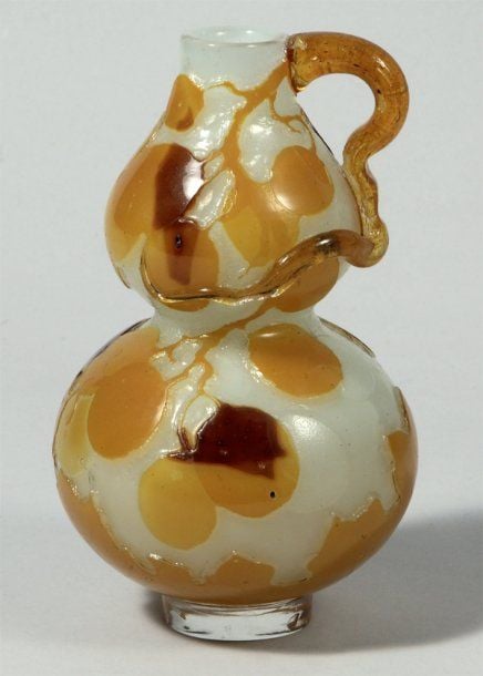 Vase coloquinte à anse en application modelée à chau