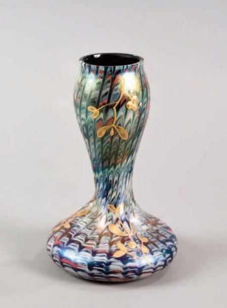 Vase coloquinte à décor peigné filigrané polychrome et branches de gui dorée