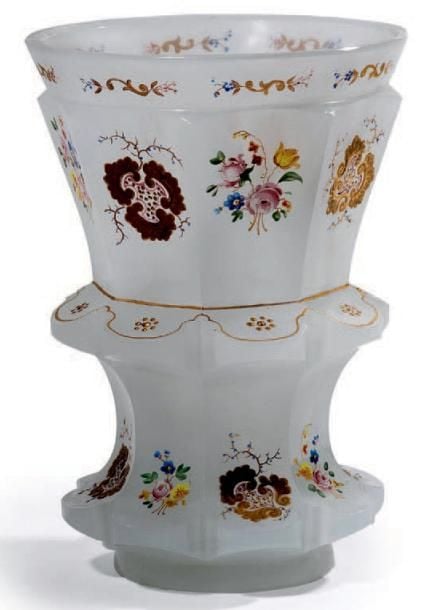 * Vase coniforme en cristal à pans coupés