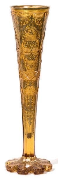 * Vase coniforme sur pied