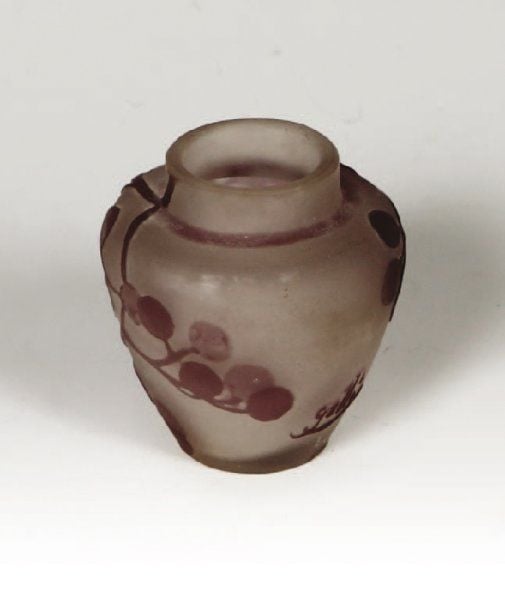 Vase conique à corps épaulé et col annel