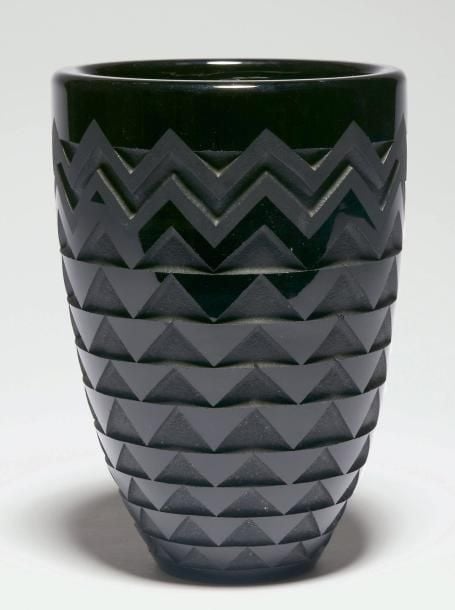 Vase conique à décor de chevrons Vase de forme légèrement conique en cristal noir orné d'un décor gravé au sable, alternant matité et brillanc