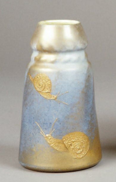 Vase conique en faïence à corps à étranglemen