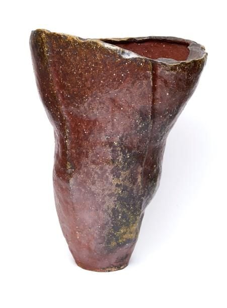 Vase contemporain en grès brut de forme irrégulière évasé