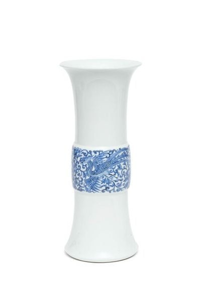 VASE CORNET EN PORCELAINE