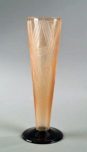 Vase cornet en verre rose givré à décor géométrique; pied en verre brun viole