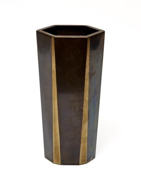Vase de bronze à douze faces (six larges faces et six étroites faces