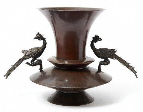Vase de bronze usubata avec deux phoenix sur les côtés droit et gauche du tub