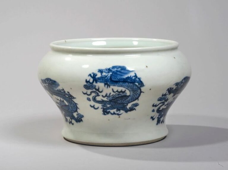 Vase de forme balustre en porcelaine décorée en bleu sous couverte de dragons formant médaillo