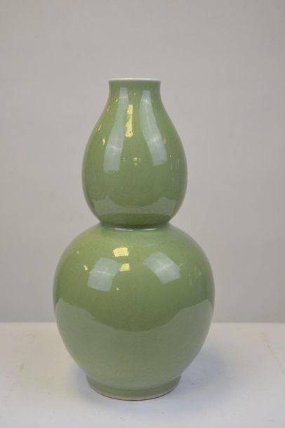 VASE DE FORME COLOQUINTE EN PORCELAINE A COUVERTE CELADON