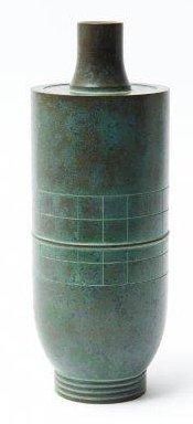 Vase de forme cylindrique et à patine verte, décoré de formes géométrique