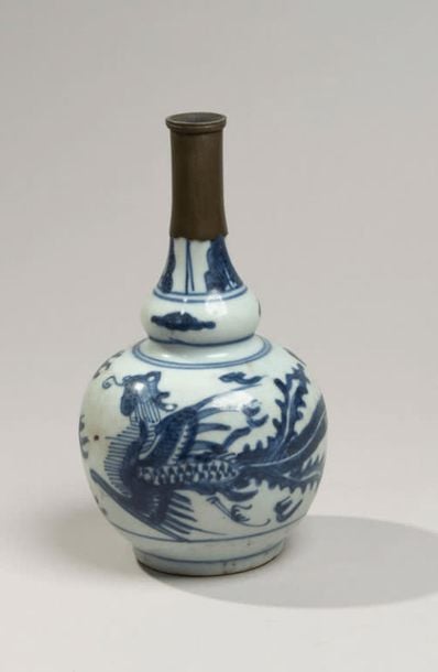 Vase de forme double gourde en porcelaine à décor en bleu sous couverte de phénix dans les nuée