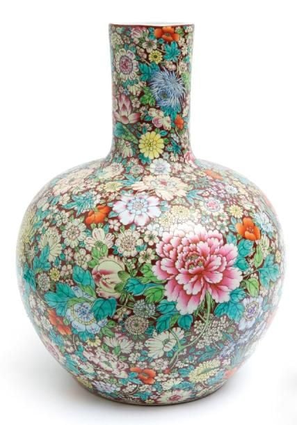 Vase de forme globulaire de style fencai entièrement décoré en ?mille fleurs