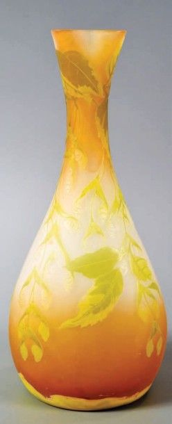 Vase de forme gourde à col trilobé en verre satiné blanc et rose à décor dégagé à l'acide de feuillages vert