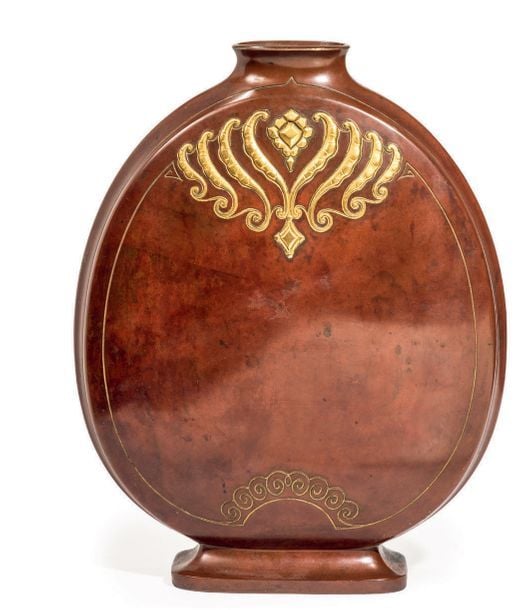 VASE de forme gourde à patine rouge et or, anciennement monté en lamp