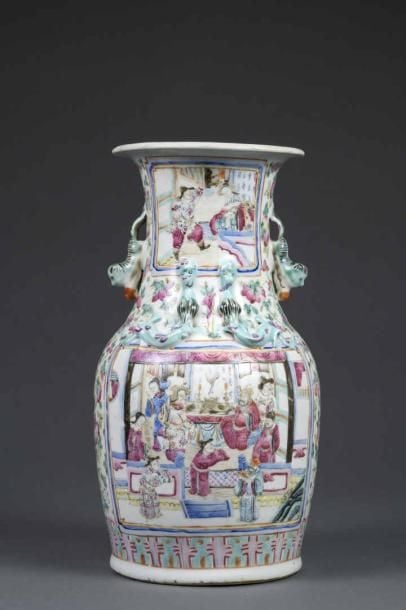 VASE DE FORME QUEUE DE PHENIX EN PORCELAIN DE CANTON, FENGWEIZUN Chine, Dynastie Qing, Epoque XIXe siècle A pied annulaire, panse ovoïde étirée, col évasé et lèvre floriform