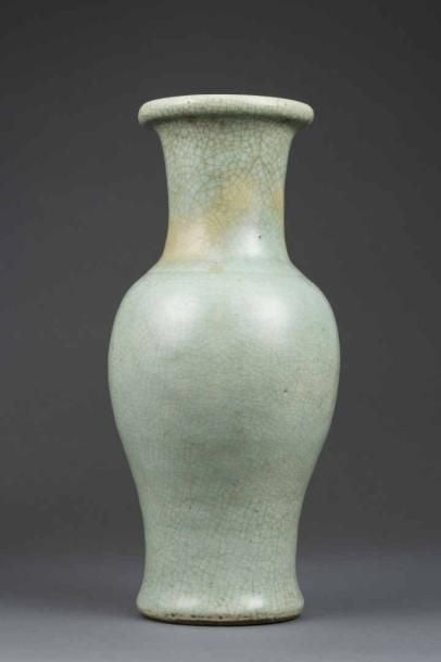VASE DE FORME QUEUE DE PHENIX EN PORCELAINE CRAQUELEE A GLACURE CELADON, FENGWEIZUN Chine, Epoque XXe siècle H: 37,5 cm - D (approximatif): 15 cm A CELADON-GLAZED CRACKLED-PORCELAIN PHOENIX-TAIL VASE, FENGWEIZUN China, 20th century