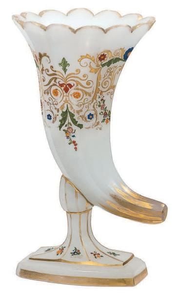 * Vase de forme rhyton sur piédouche