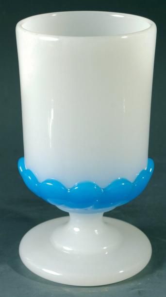 Vase de papetier sur piédouche en opaline pâte de riz doublée à la base de la coupe d?opaline bleue dentelé