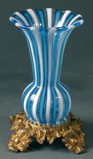 Vase de poupée à décor rubané turquoise alterné de rubans blanc
