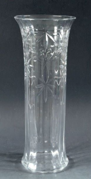 Vase droit à col évasé et côtes vénitiennes en cristal taille gravé de motifs végétaux stylisé