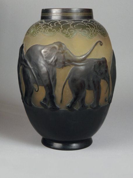 Vase « Eléphants » à corps ovoïde et col annulair