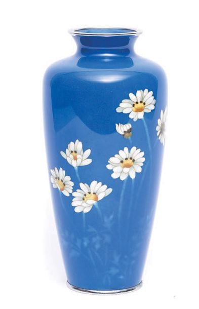 VASE émaillé de couleur bleu foncé décoré d'un motif de pâquerettes blanche
