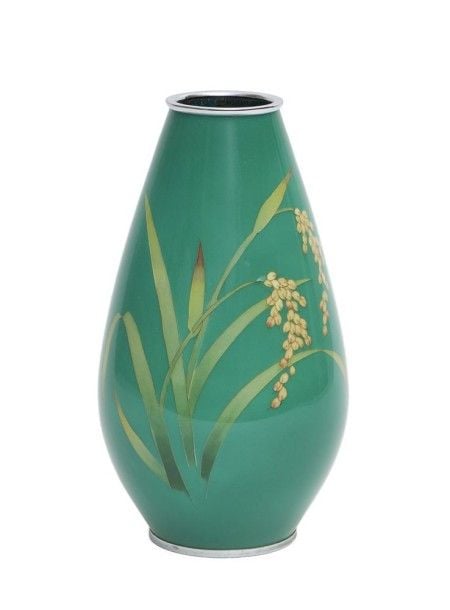 Vase émaillé de couleur vert-clair à la forme effilée et orné d'un motif couleur «épi de riz