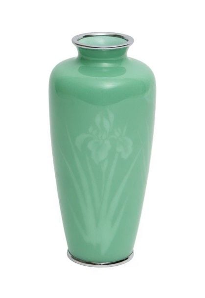 Vase émaillé de couleur vert-clair à la forme effilée figurant un motif d'iris dans des tons vert très clair