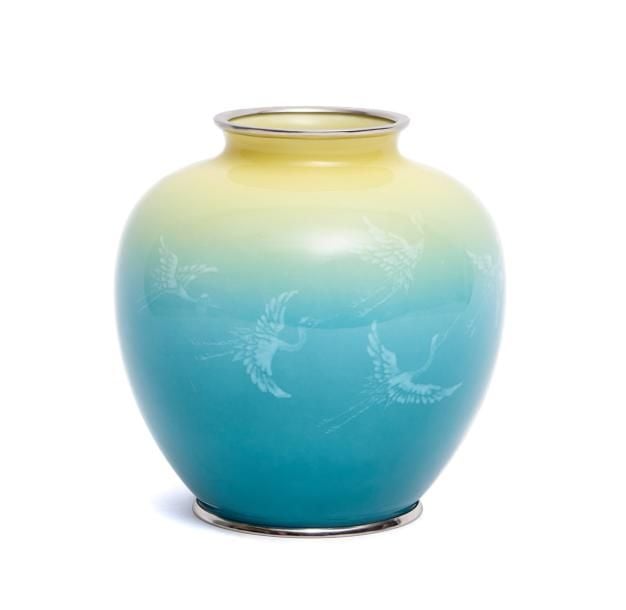 Vase émaillé de forme globulaire et de couleur jaune-verte (hisuibokashi) par L'atelier de cloisonné Sat